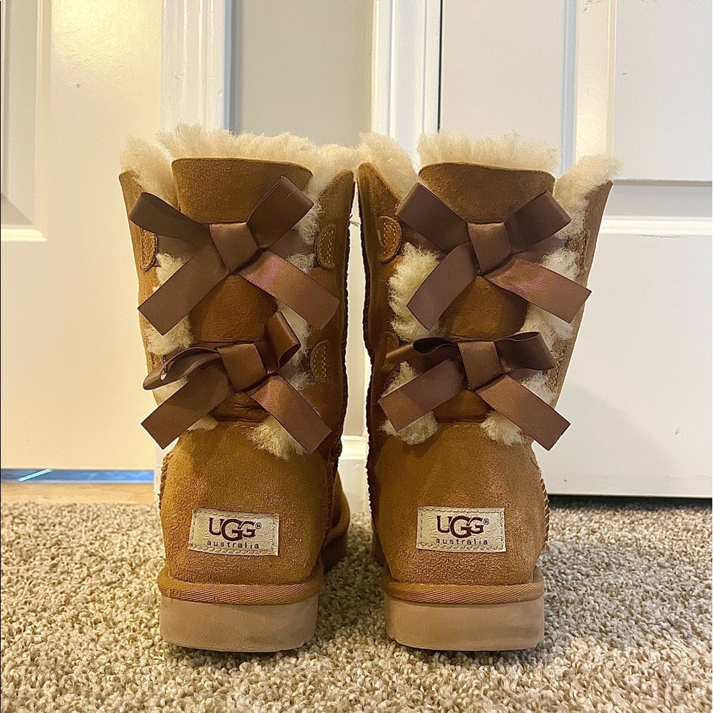Women’s Bailey Bow UGGs Size 8